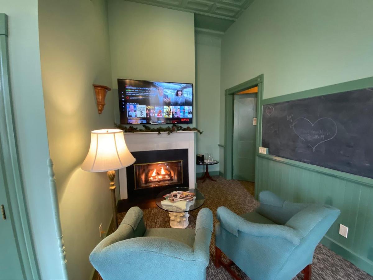 Chambery Inn リー エクステリア 写真
