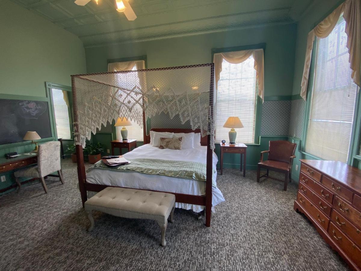 Chambery Inn リー エクステリア 写真